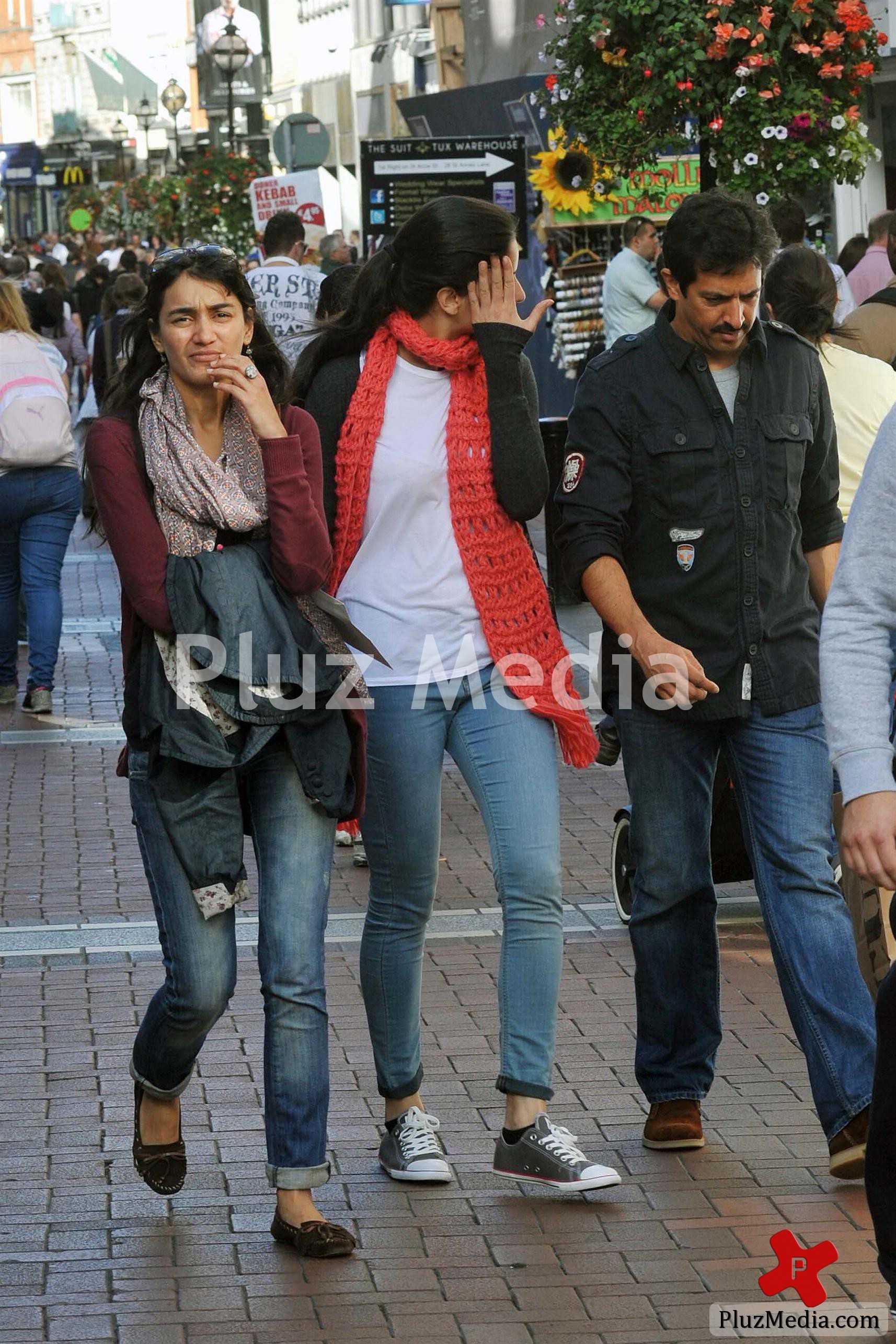 Katrina Kaif and director Kabir Khan evade the paparazzi pictures | Picture 87865